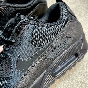 Nike 90s air max all black with a little
Pink details size 6.5 boys worn once